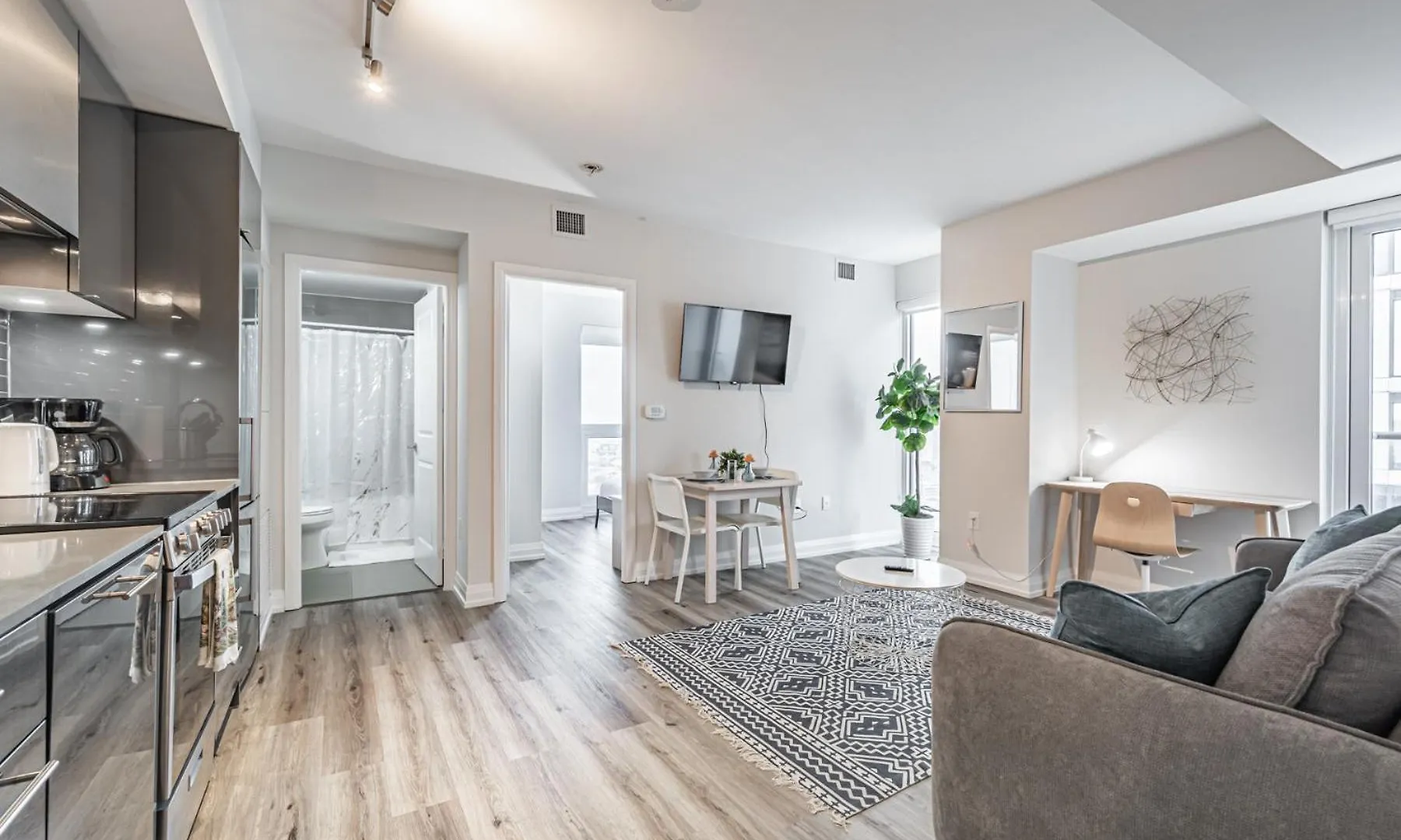 Toronto Garden Suites 아파트